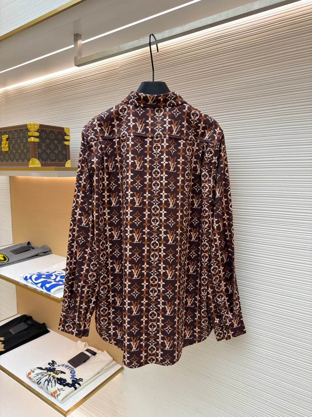 LOUIS VUITTON Overlap pattern printed long-sleeved mulberry silk shirt ●Original version: purchased and developed for 17000 ●Item number: 1682309-A60 ●Fabric: cotton fabric ●Technology: printing production ●Color: pattern ●Version: fitted version ●Weight: about 360 grams ●Size: S-M-L-XL ●Description: This Louis Vuitton all-over printed presbyopic shirt is made of high-count silk blended fabric. It is custom-woven and dyed to ensure the gloss and drape of the fabric while achieving precise coloring of the presbyopic pattern, with a color fastness of level five or above. The pattern printing uses digital direct printing combined with screen overprinting technology to accurately splice classic Monogram elements and geometric plaids. The alignment error of each LV logo and pattern is controlled within 0.5mm. The shirt pieces are laser cut and shaped, with no burrs on the edges and precise dimensions; the placket is made with hand-stitching technology, and the buttons are custom-made metal presbyopia buttons that fit perfectly with the fabric pattern. The double-needle hemming process on the shoulders and side seams improves wearability, and the collar has built-in elastic strips to prevent deformation after long-term wear. The overall stitch length is controlled at 8 stitches per centimeter, and the stitching is even and smooth, perfectly presenting the brand's high-end clothing technology standards. The overall wiring is straight and delicate, the fabric is comfortable and soft, and the color is consistent without color difference. It can be matched with the same style to create a fashionable look and control various occasions. Customized accessories, complete with three standards, same style for men and women!